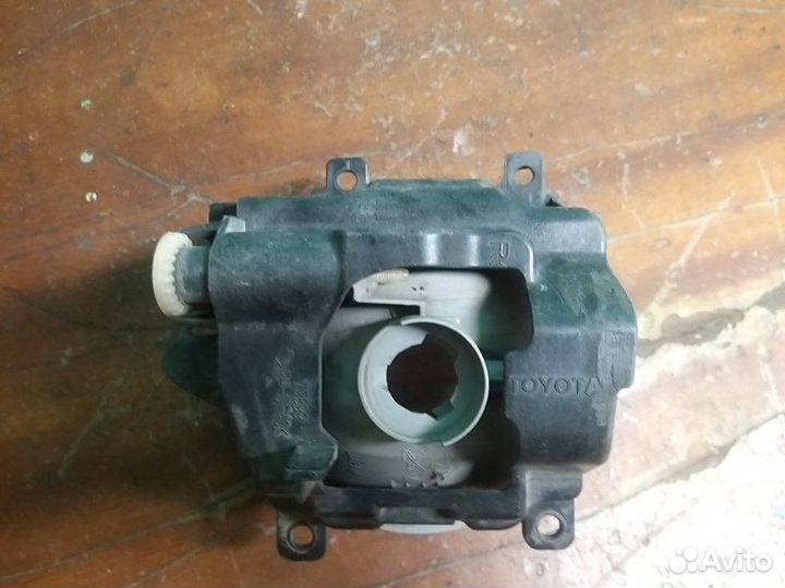 Фара противотуманная передняя правая Toyota Land