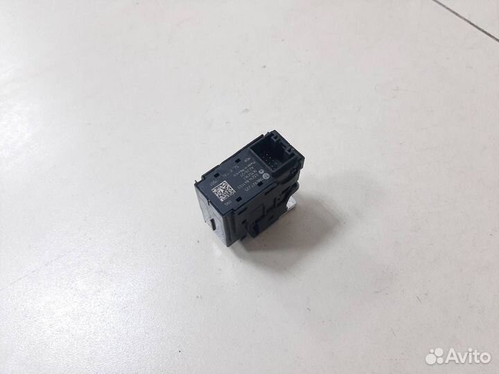 Кнопка фиксатора стояночного тормоза Volkswagen Tiguan 2017