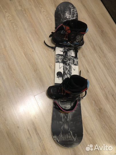 Сноуборд с ботинками и креплением