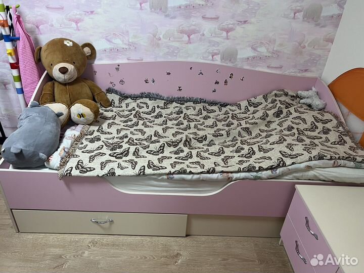 Кровать, шкаф для одежды, письменный стол