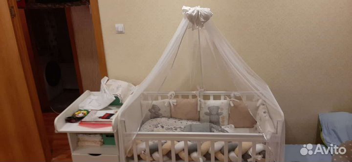 Кроватка с балдахином и бортиками