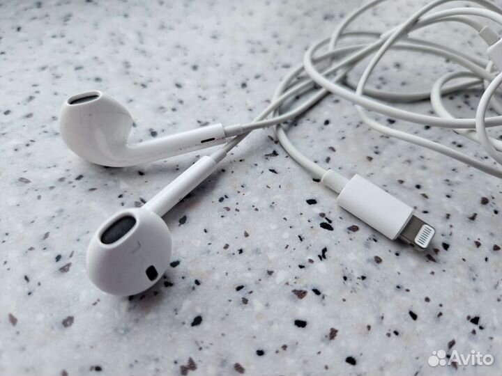 Наушники Apple EarPods с разъёмом Lightning