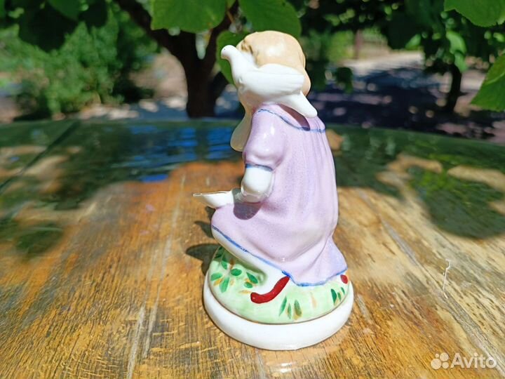 Статуэтка фарфор девочка кормит голубя