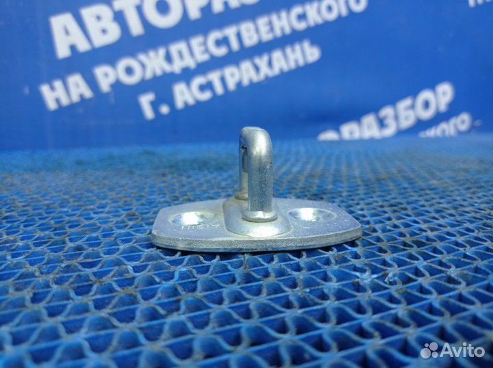 Ответная часть замка двери Toyota Auris хэтчбек