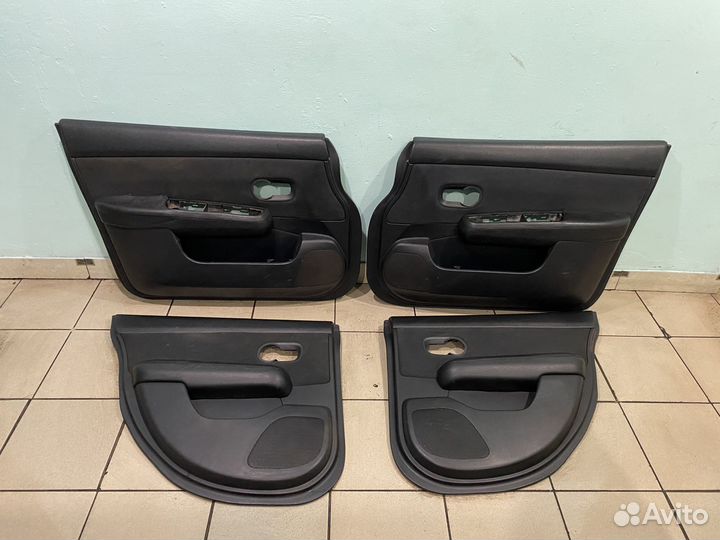Обшивка двери комплект Nissan tiida C11