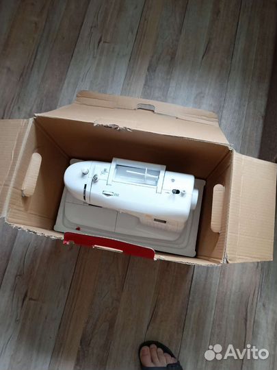 Швейная машина husqvarna viking h-glass 100Q