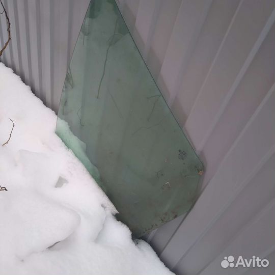 Переднее левое стекло caddy 3 2013 г.в