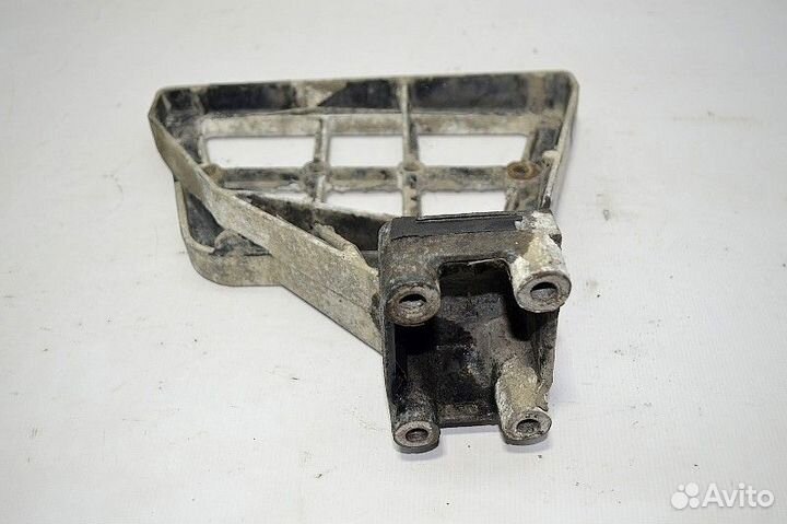 Кронштейн нижней подножки, правый DAF XF105 (01.05