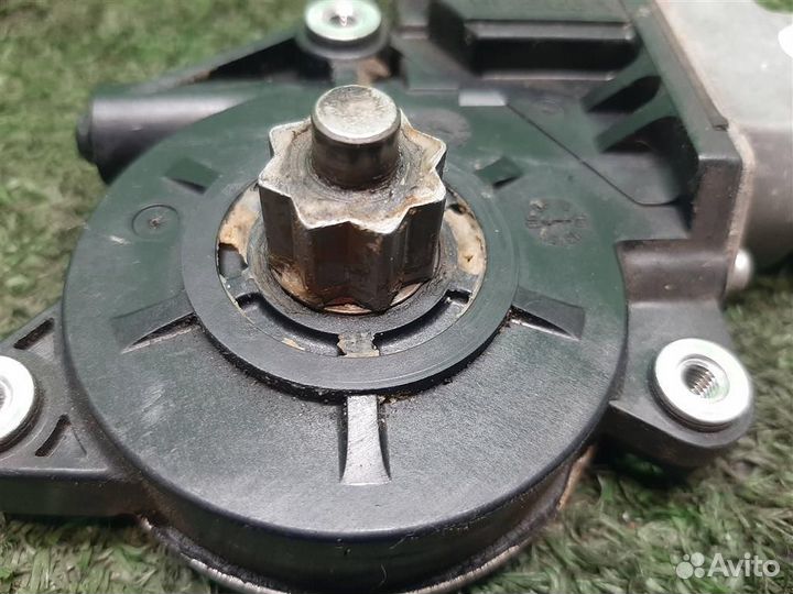 Мотор стеклоподъёмника задний правый Honda CR-V 3