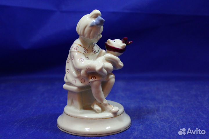 Фарфоровая статуэтка У мишки зубки болят Девочка