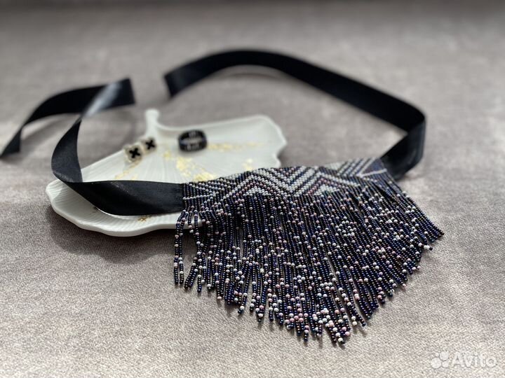 Колье чокер из бисера