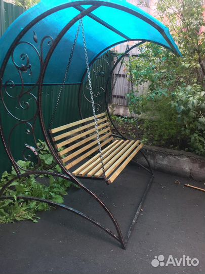 Садовые качели с элементами ковки