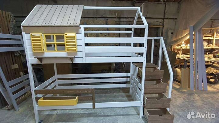 Детская двухъярусная кровать с лестницей комодом