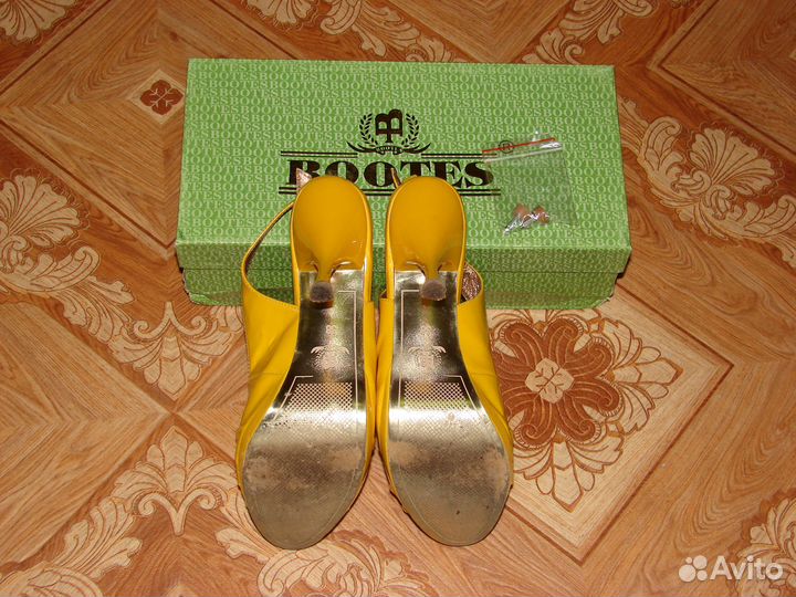 Босоножки желтые