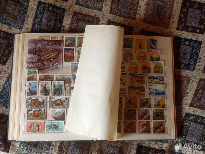 Альбом с марками, 620 штук