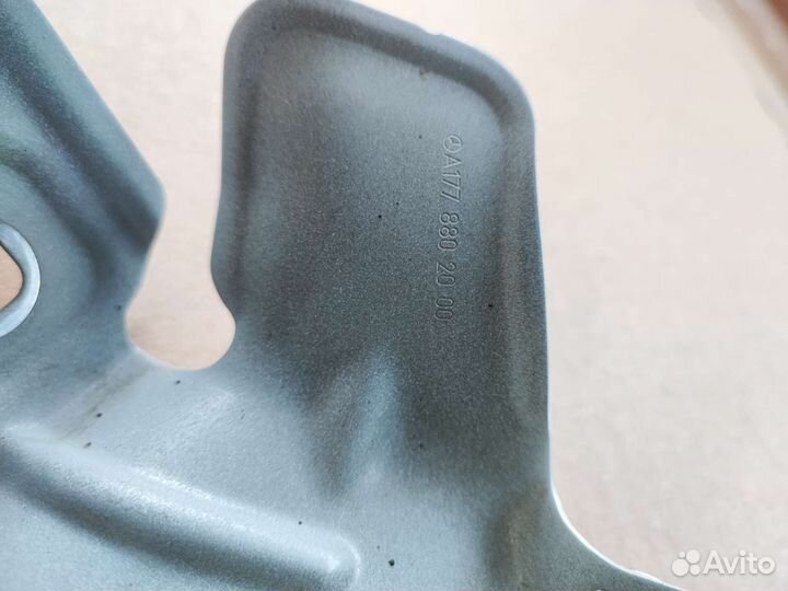 Кронштейн переднего правого крыла Mercedes W177