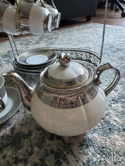 Сервиз чайный: чайник, чашки и блюдца