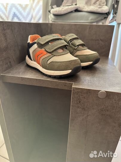 Продам детские кроссовки