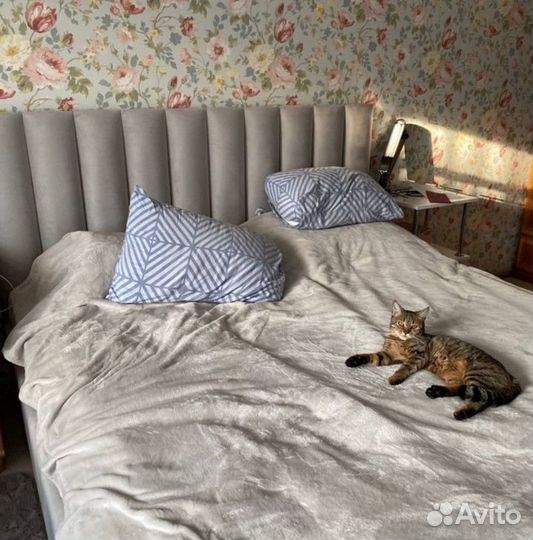 Кровать двухспальная с мягким изголовьем