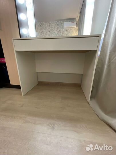 Туалетный столик с зеркалом и подсветкой