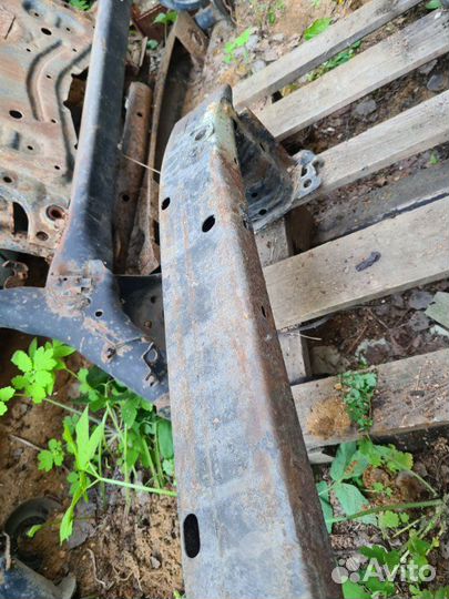 Усилитель бампера передний Toyota Corolla E150 1.6