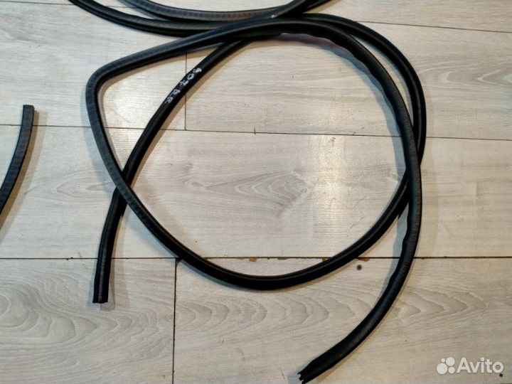 Уплотнитель дверного проема Toyota Mark Ii GX90