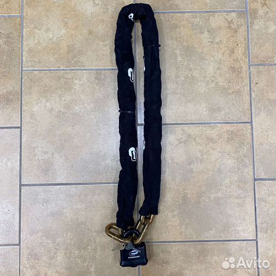 Толстая противоугонная цепь с замком