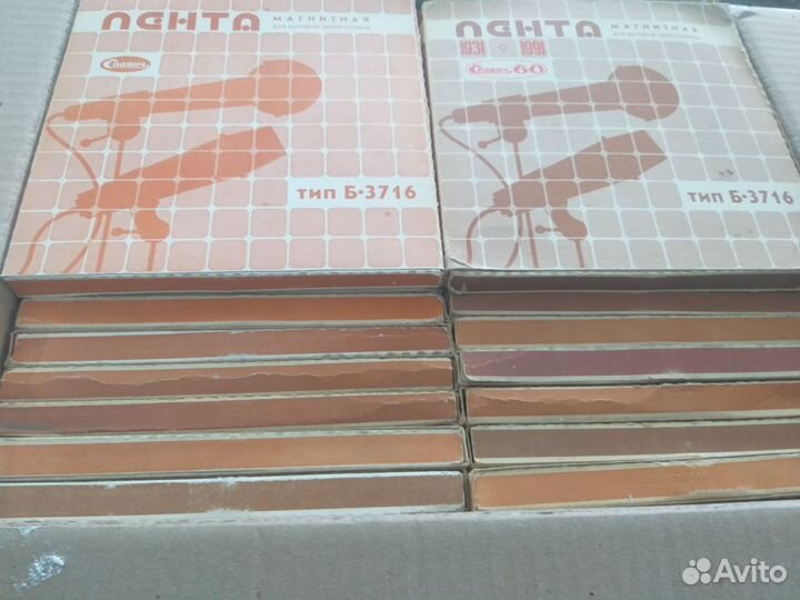 Магнитная лента катушки с записью