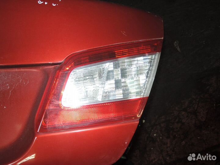 Фонарь задний внутренний Mitsubishi Galant 03-12