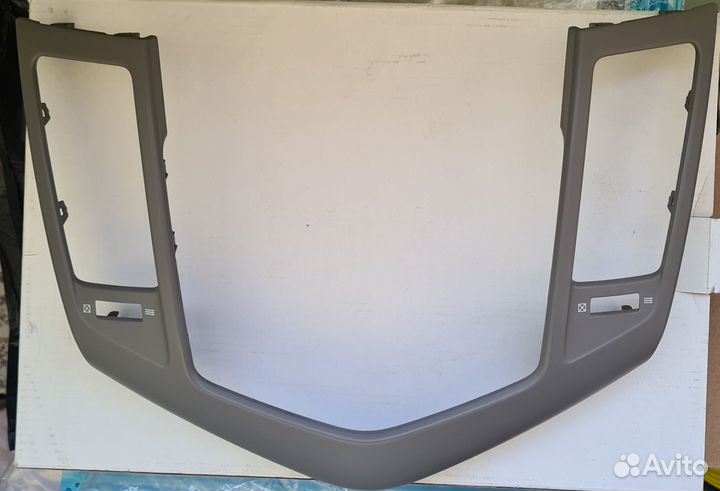 Рамка под штатную магнитолу Shevrolet Cruze 2010