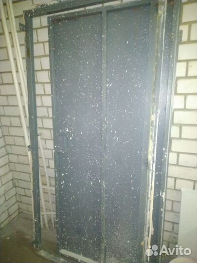 Продаю дверь входную металлическую