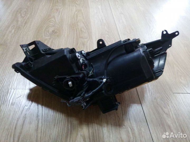 Фара правая Mazda MPV LY3P xenon