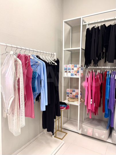 Аренда рейла полки в шоуруме