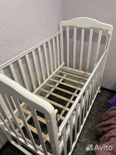 Детская кроватка с универсальным маятником