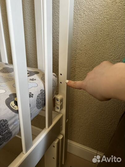 Детская кроватка с маятником белая