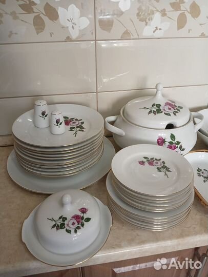 Набор столовой посуды,розы
