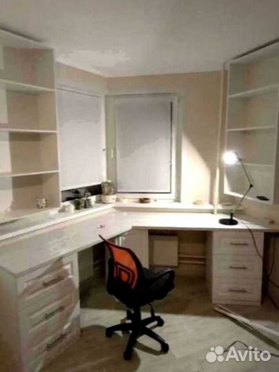 Рабочая зона в углу у окна