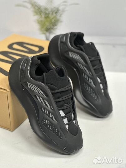 Мужские кроссовки Adidas Yeezy 700 Летний