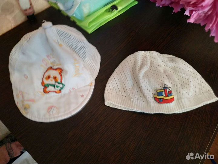 Две летние кепки