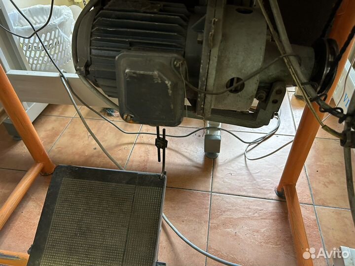 Промышленная швейная машинка зиг-заг