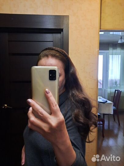 Искусственный парик на ободке косичкой