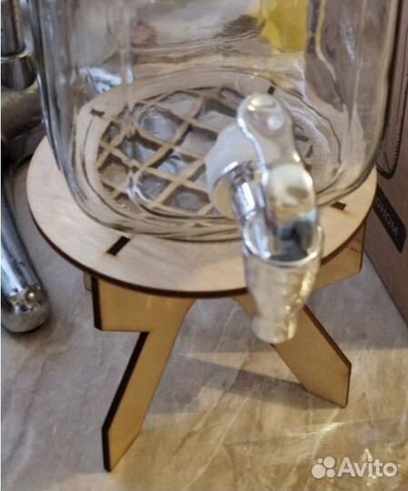 Деревянная подставка для лимонадника с краном