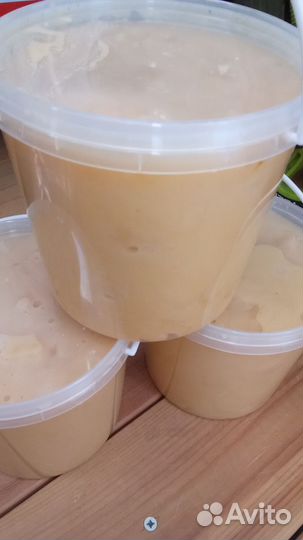 Мёд жёлтый приятный ароматный и тёмный гречиха