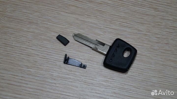 Чип-ключ Гранта FL с чипом и лезвием Рено vac102