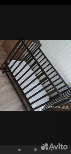 Детская кроватка с маятником