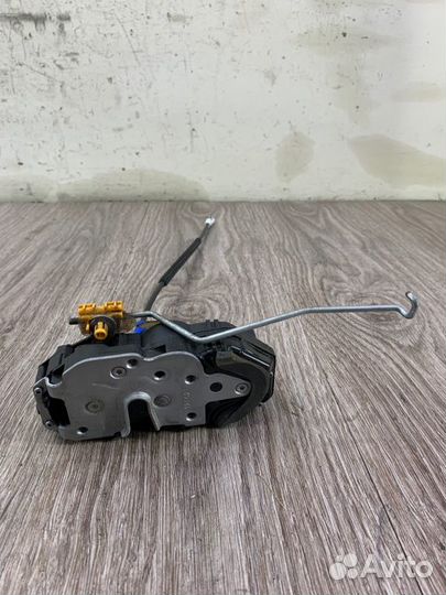 Замок двери передний левый Opel Astra J хетчбэк