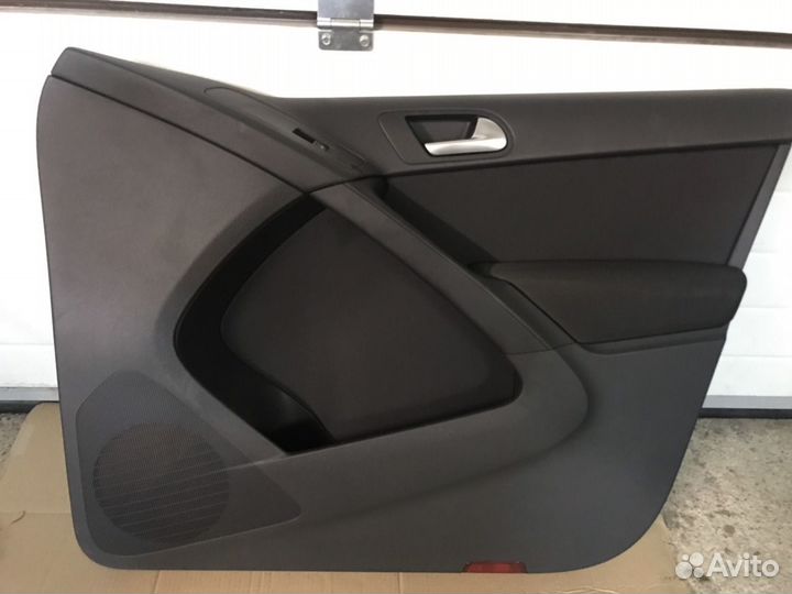 Обшивка передней правой двери VW Tiguan