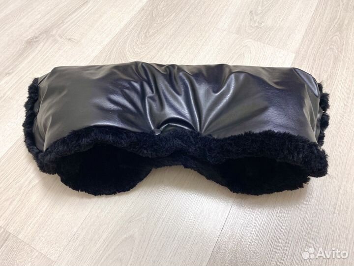 Черная муфта для рук из экокожи на коляску/санки