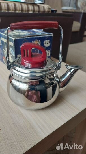 Маленький чайник со свистком