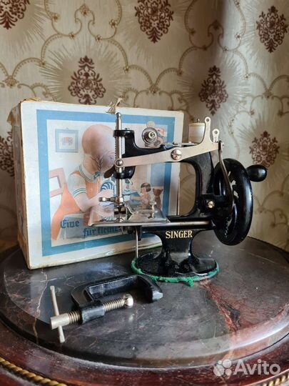 Миниатюрная швейная машинка Singer